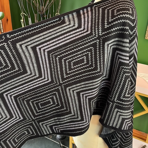 Black and silver wrap. Acrylic. Excellent condition. - Picture 5 of 6